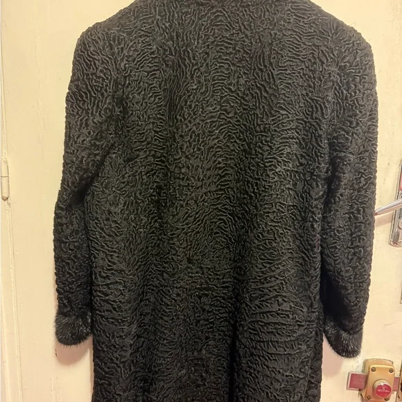 🆕 Elegant Black Genuine Fur Coat - Picture 5 of 13